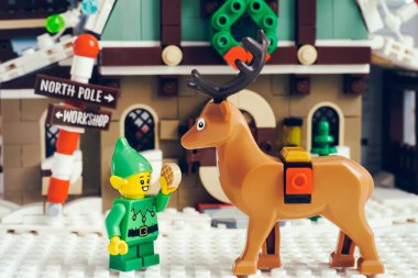 Tambov, Rusya Federasyonu - 08 Ocak 2021 Lego Elfi Ren geyiğine kurabiye yediriyor