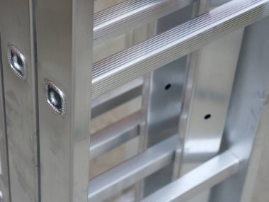 Yeni alüminyum menteşeli merdivenin yakın çekimi