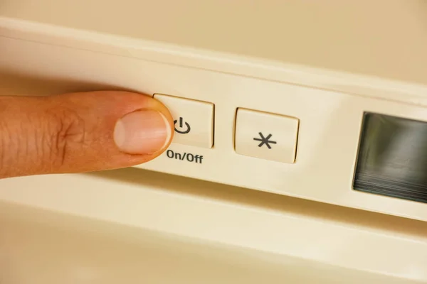 Dedo Persona Presionando Botón Apagado Una Nevera Beige Primer Plano — Foto de Stock