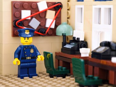 Tambov, Rusya Federasyonu - 02 Ağustos 2021 Lego polis memuru karakolda