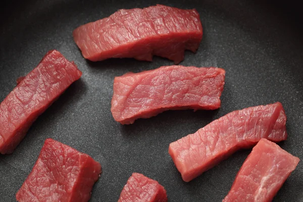 Rundvlees steaks in een koekenpan — Stockfoto