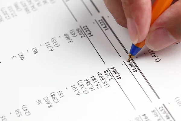 Analyzing financial statement — Stock Photo, Image