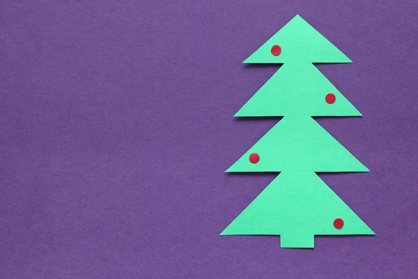 Albero di Natale di carta su sfondo viola — Foto Stock