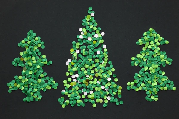 Üç konfeti Noel ağacına koyu arka plan — Stok fotoğraf