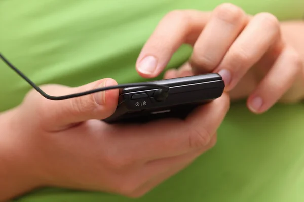 Las manos de la mujer usando un teléfono inteligente —  Fotos de Stock