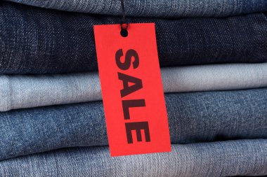 Jeans satışı etiketli