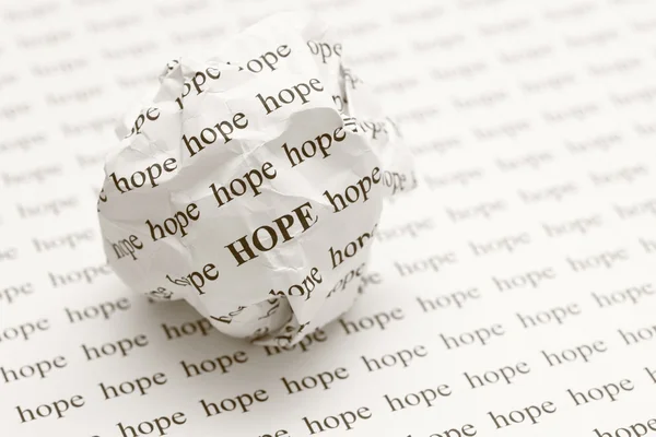 Bola de papel enrugada com palavras esperança — Fotografia de Stock