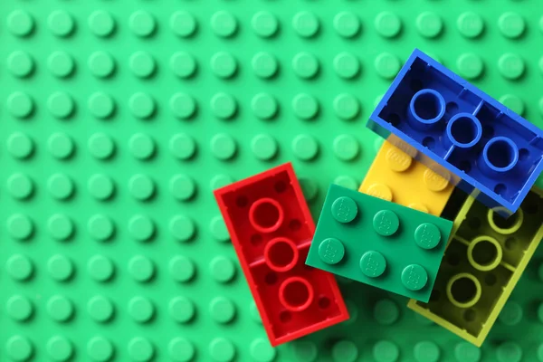 Blocos de LEGO na placa de base verde — Fotografia de Stock