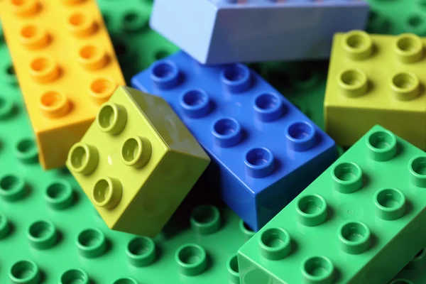 LEGO Duplo bloky na zelené podstavec — Stock fotografie