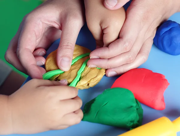 Criança e mãe brincando com massa de brincar — Fotografia de Stock