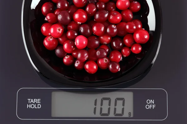 Cranberries em escala de cozinha — Fotografia de Stock