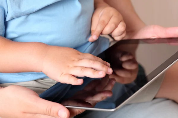 Barn och mor med hjälp av en digital tablet — Stockfoto