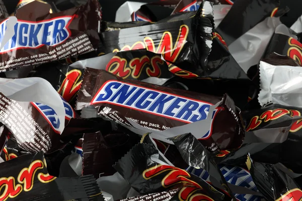 Пустые сладкие обертки шоколадных батончиков Snickers и Mars — стоковое фото