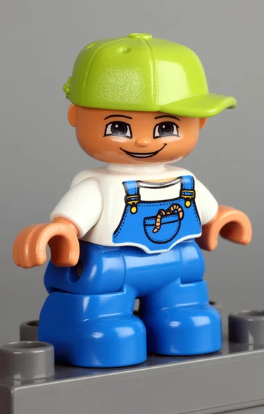 Figura niño Lego Duplo con gorra verde — Foto de Stock