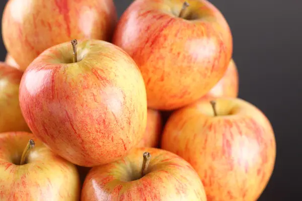 Frische Bio-Äpfel — Stockfoto