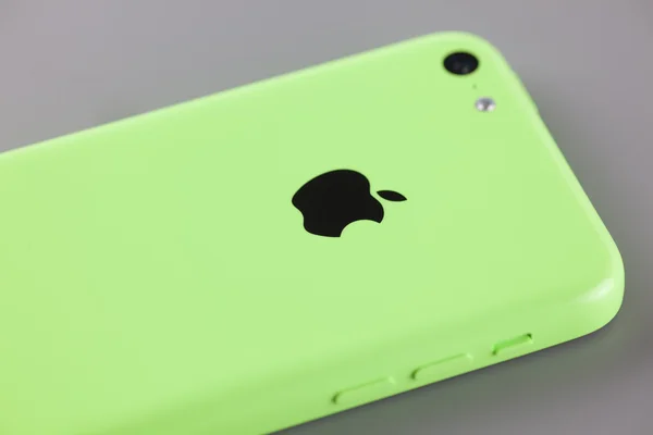 Яблочный iphone 5c зеленый цвет — стоковое фото