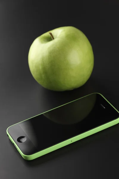 Apple iphone 5c yeşil renk ile yeşil elma — Stok fotoğraf