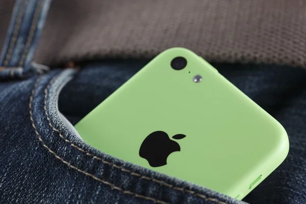 Apple iphone 5c yeşil renk kot pantolon cebinde — Stok fotoğraf