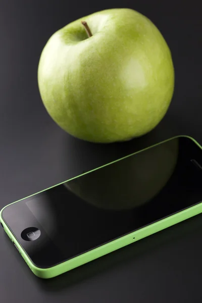 Yeşil elma ile iPhone 5c — Stok fotoğraf