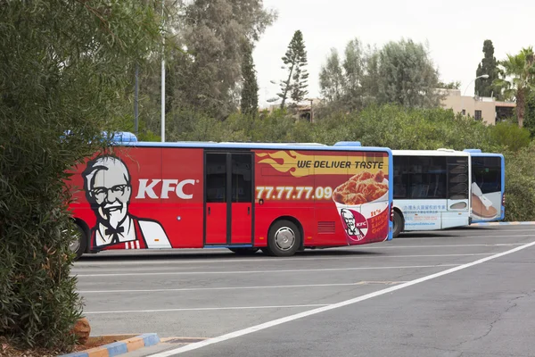 Autobus s reklamou Kfc — Stock fotografie