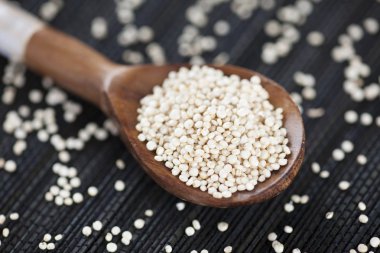 Quinoa bir tahta kaşık