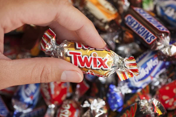 Twix doces na mão da mulher — Fotografia de Stock