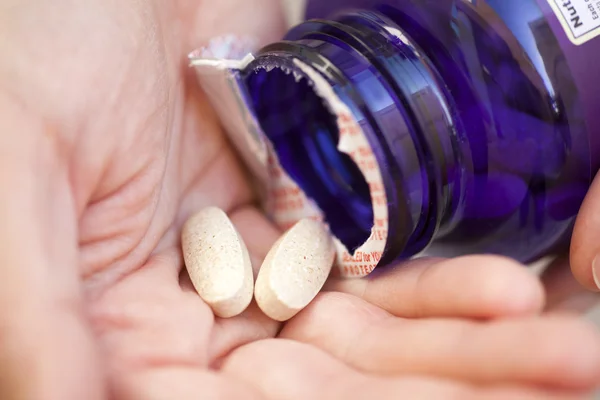 Tabletták a kezében — Stock Fotó