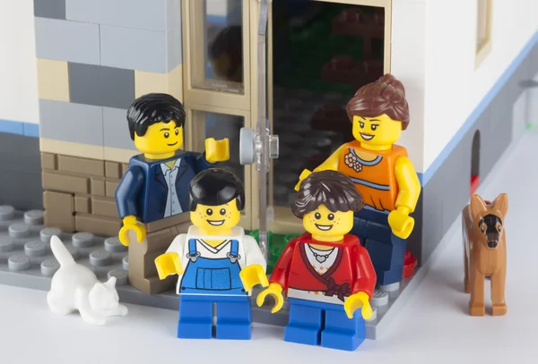 Семья LEGO рядом с его домом с домашними животными — стоковое фото