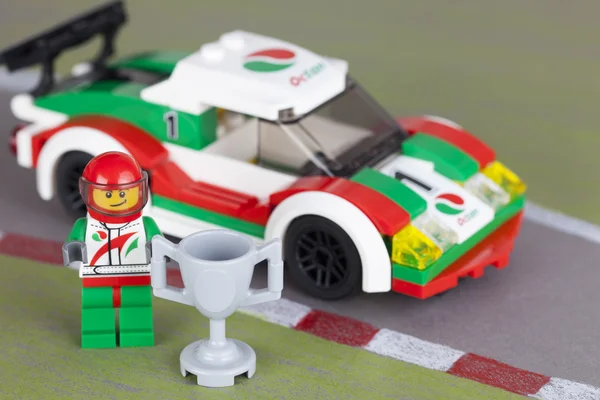 LEGO samochód wyścigowy i pilot z Pucharu — Zdjęcie stockowe