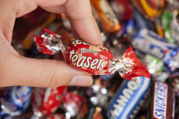 Maltesers Teasers dulces en la mano de la mujer —  Fotos de Stock