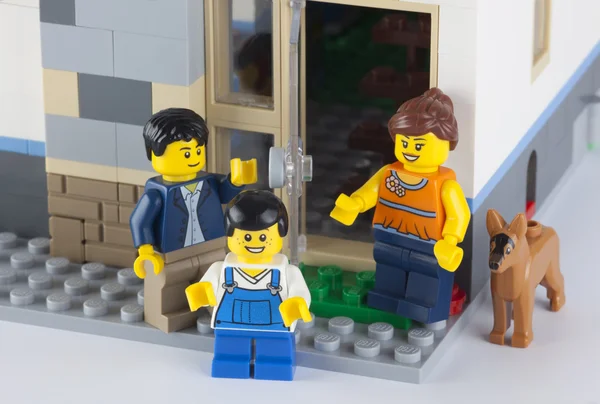 Семья LEGO рядом с его домом — стоковое фото