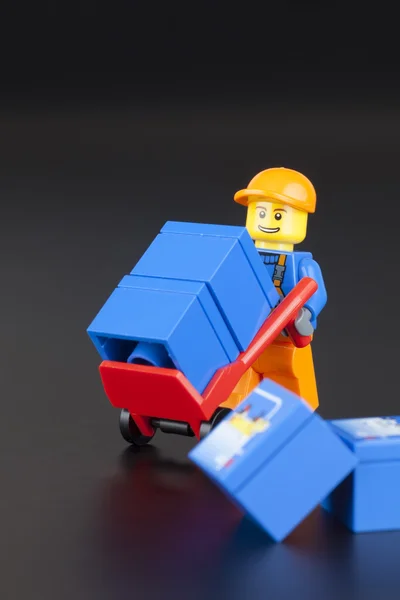 Lego Minifig van de werknemer met hand vrachtwagen — Stockfoto