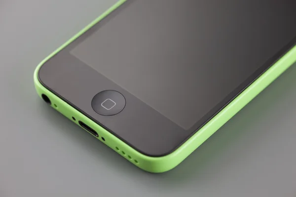 Яблочный iphone 5c зеленый цвет — стоковое фото