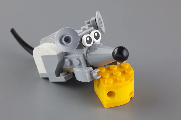 Lego-Maus mit Käse — Stockfoto