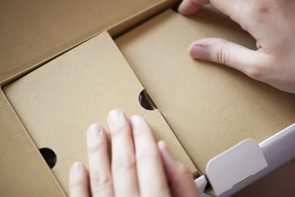 Hands opening box — Stock Photo, Image