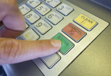 ATM kullanarak kadın eli