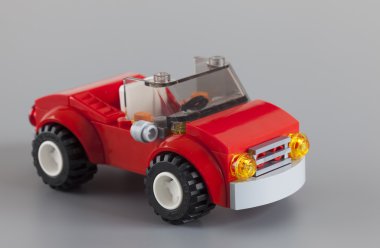 Lego kırmızı araba