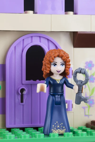 Минифигура Lego Merida (Храбрая) с ключом — стоковое фото