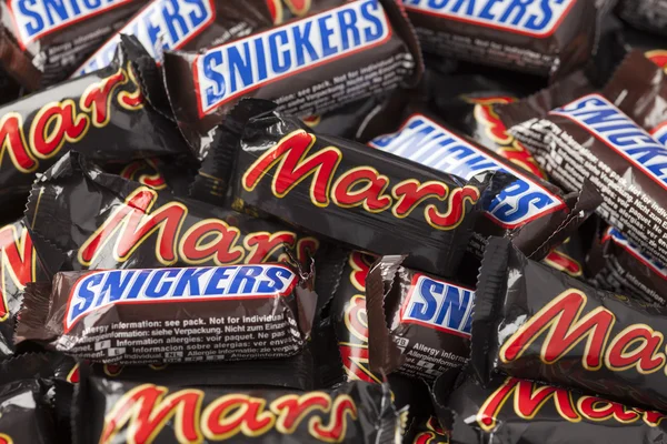 Snickers and Mars candy bars — Stock Photo, Image