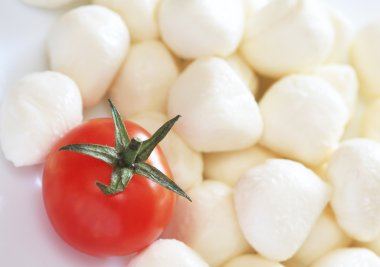 Mozzarella peyniri ve kiraz domates.