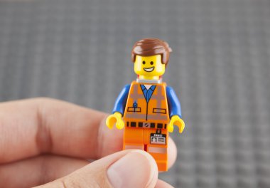 Lego zor şapka Emmet minifigure insan elinde