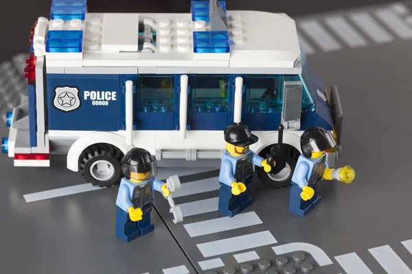 Lego fourgon de police avec des policiers — Photo