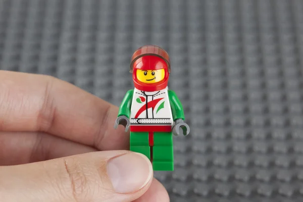 Lego-Rennwagen-Fahrer in der Hand — Stockfoto