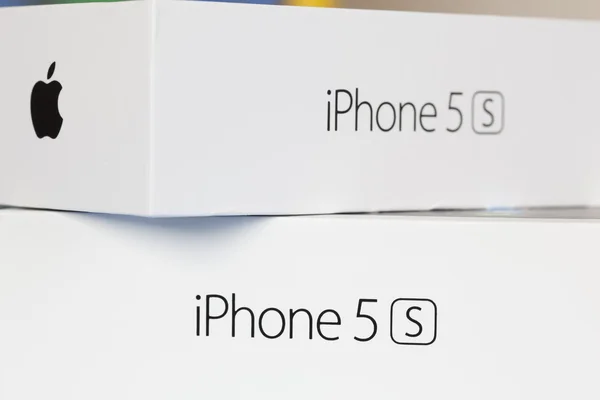 Zwei Boxen mit iphone 5s von Apple — Stockfoto