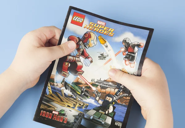 Comic Lego Superhelden in Kinderhänden — Stockfoto