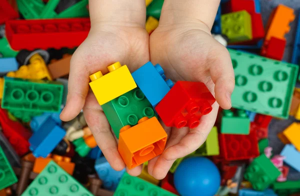 LEGO Duplo kostky v rukou dítěte — Stock fotografie