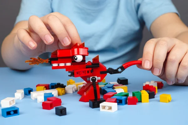 Barn leka med Lego Mixel Meltus leksak — Stockfoto