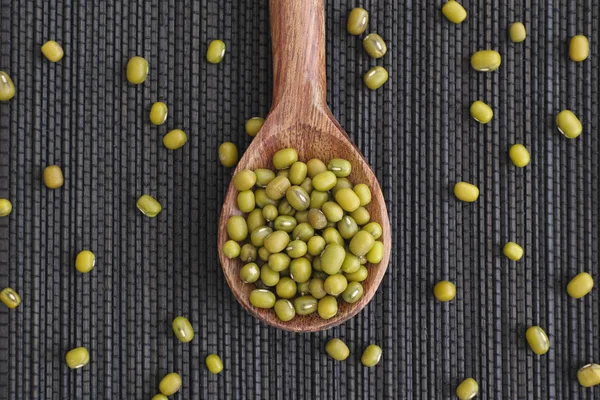 Frijoles mungo (puré) en cuchara de madera — Foto de Stock