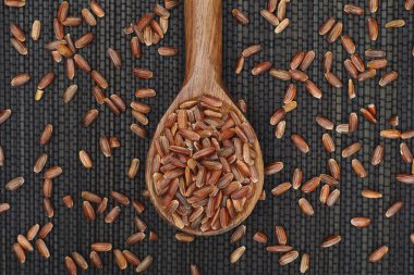 Bir tahta kaşık kırmızı pirinç