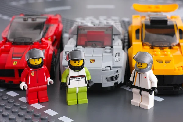Lego driver minifigure di LEGO Speed Champions con auto — Foto Stock